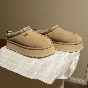 Mustard seed UGG Tazz platform slippers ( Women’s US 8 )